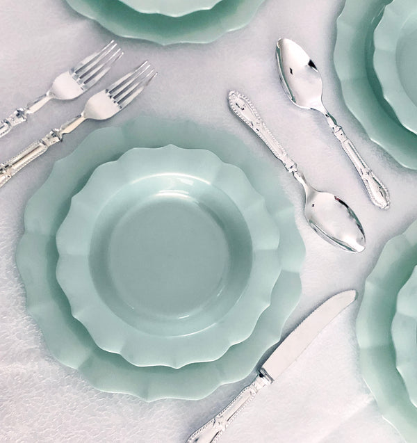 Turquoise Round Plastic Plates - Scalloped